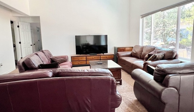 Spacious 7 bedroom, 4.5 bathroom, 5-7 minutes to downtown