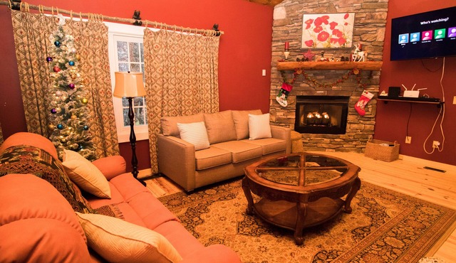 Spacious Beech Mountain Cabin with Hot Tub and optional Golf Access