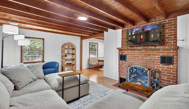 Spacious cabin w/private river, hot tub & fire pit