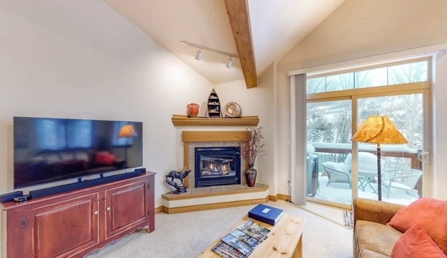 Spacious Condo on Blue River w/Shared Hot Tub, Water-View Balcony - Near Skiing