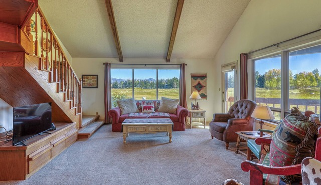 Spacious Condo with Spectacular Mountain Views!