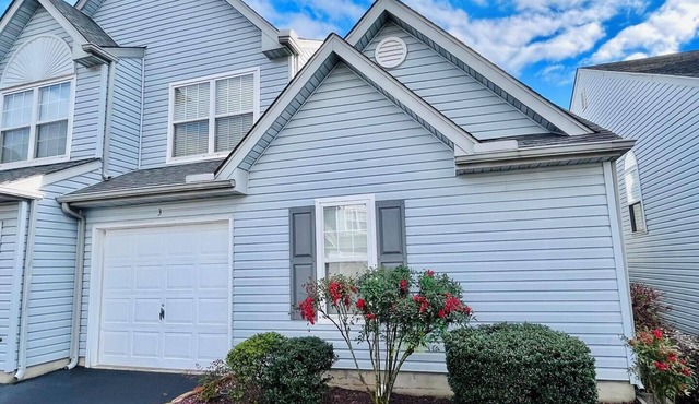 Spacious Duplex with 3 Pools, Tennis Courts & Ensuite Bedroom in Eagles Landing
