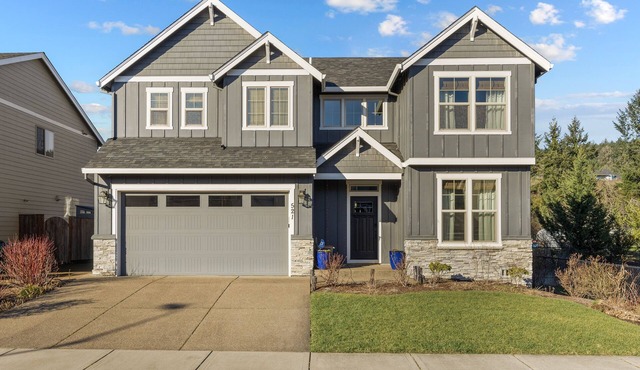 Spacious family-friendly home w/enclosed backyard, gas grill, fire pit & WIFI