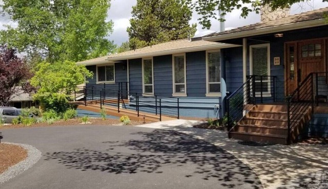 Spacious home near old mill w/pool table & hot tub