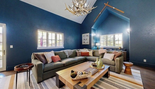 Spacious home w/private hot tub, modern kitchen, grill & great location in Edwards