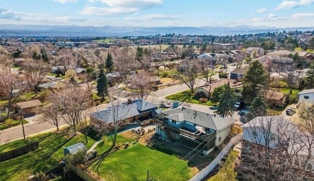Spacious home w/raised deck, covered patio, fire pit, games, centrally located