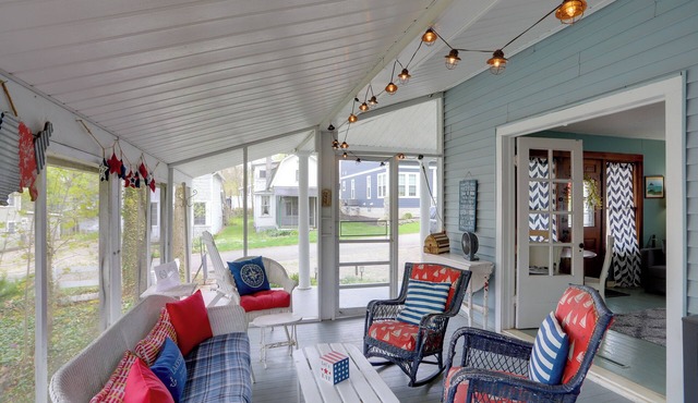 Spacious Lakeside Cottage - 2 Miles to Marblehead!