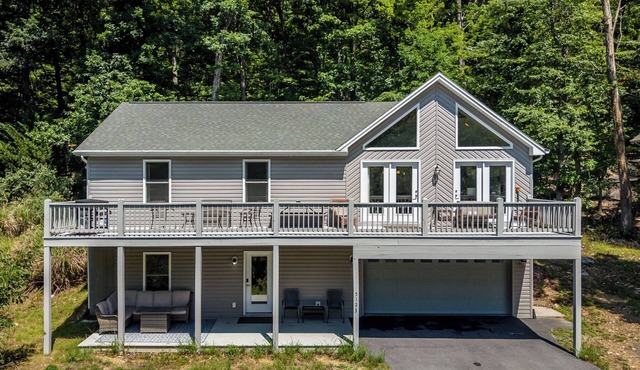 Spacious Modern Retreat w/Game Room, Huge Deck & Resort Access in Massanutten