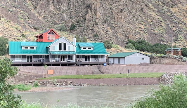 Spacious Riverfront Cabin in Beautiful Marysvale
