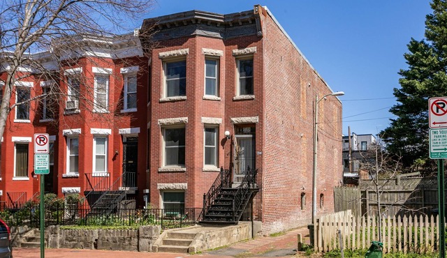 Spacious rowhome steps from the Capitol!