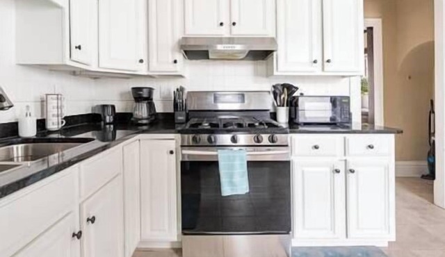 Spacious Uptown Home~Steps to Shops, Beach & Cafes
