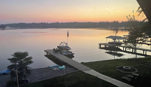 Spectacular lakefront - sand beach, dock and hottub