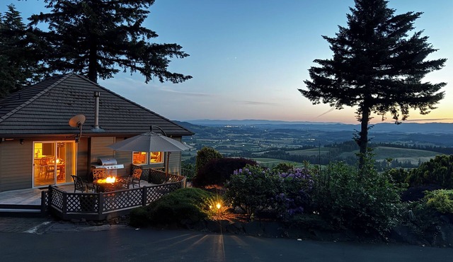 Spectacular Sweeping Views of Willamette Valley Vineyards and Surrounding Hills