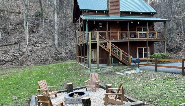 Stairway to Heaven Secluded Cabin, 3 King Suites, Firepit, Hot Tub, Arcade