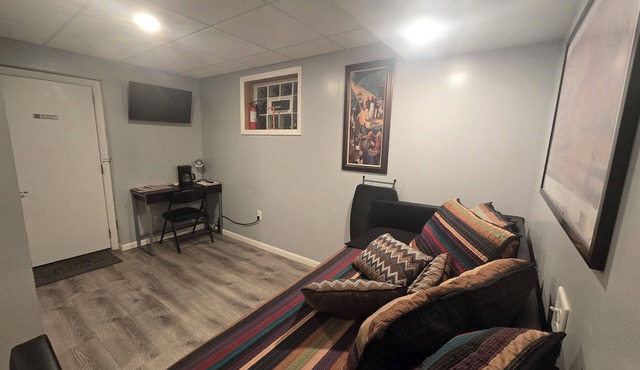 Stand Alone Studio, Free Off Street Parking, Walkable 2 Downtown, Beautiful Area