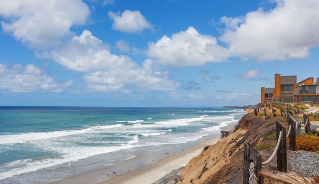 Steps to uncrowded beach. Walk to restaurants, racetrack; Family-friendly condo