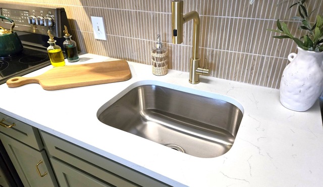 STUDIO 21 – COMFORT, STYLE, CITY CONVENIENCE, MOUNTAIN VIEW, POOL, AND GYM