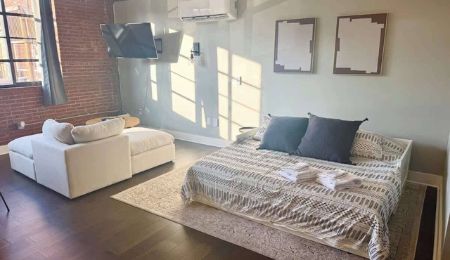Studio Apt | King Bed, Full Kitchen · By KeenStays