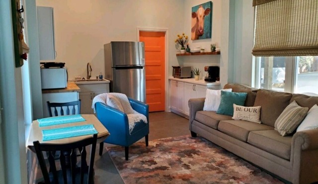 Studio - direct 2 min beach walk with public access end of street.