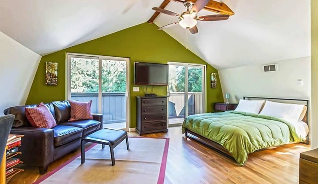 Studio Loft in the Woods|Washer & Dryer|Workspace