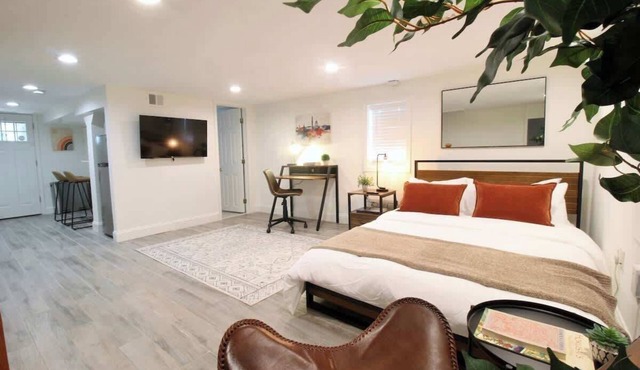 Studio Not Far from Capitol Hill, Walk to METRO