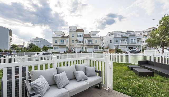 Stunning Beachfront Queens Getaway 4 Bedroom Townhouse by Redawning