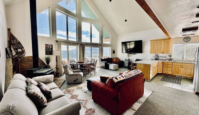 Stunning Lake View Mountain Lodge