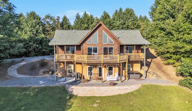 Stunning Mountain Views & Sunsets, Hot Tub + Fire Pit, 4BR Blue Ridge Retreat