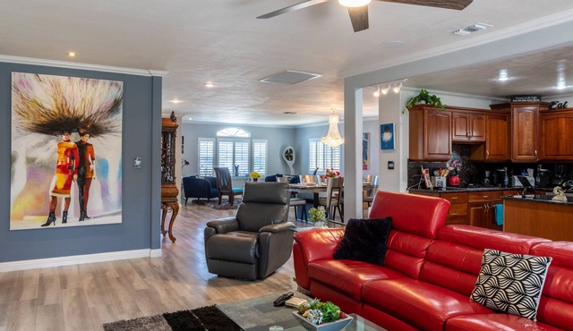 Stunning, Pvt Lux Home-Modern Vibe-King Bed, Jacuzzi, Fire Pit, BBQ, Much More!