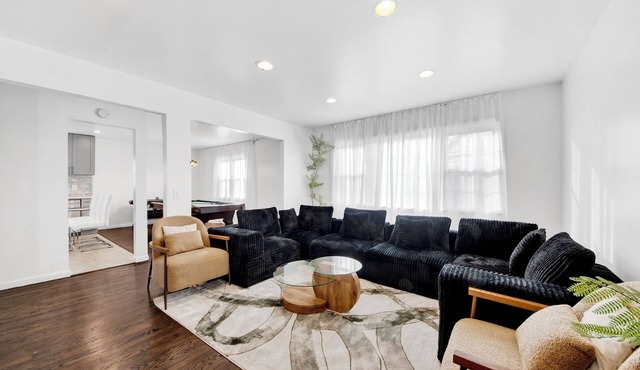 Stylish 3BR Home Game Room Free Parking Sleeps 16