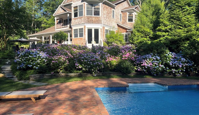 Stylish & Elegant Amagansett Getaway - Private, Light-Filled, Minutes to Beach