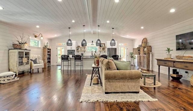 Stylish Mountain Escape by Chatuge Home Concierge | Private Retreat · Firepit