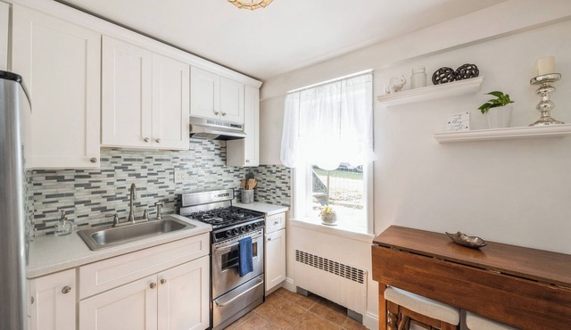 Stylish Retreat Blocks to Vibrant Bronx-Yonkers Pub Scene; 25 Minutes to NYC
