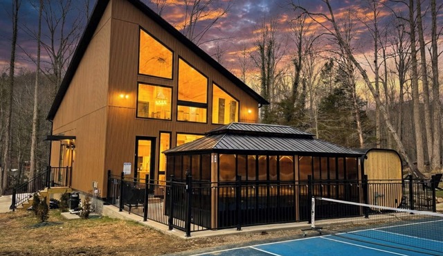 Summer Haven~Pickleball,Sauna,Pool,Firepit,Hotub,Pets,Smoky Mtn