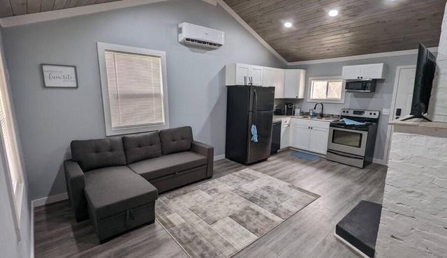 Summerlee Suite - Beautiful Remodeled Farmhouse