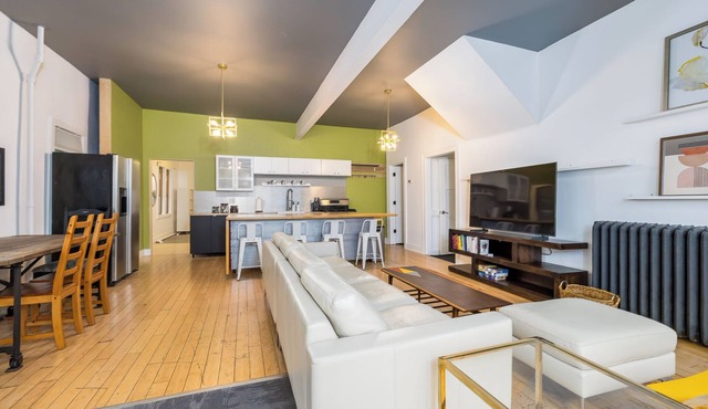 Sunny 16BD Retreat with Sauna, Hot tub, Movie theatre, Arcade. Come Unwind!