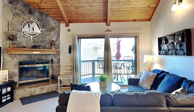 Sunplace 02 | Easy Access to Lake + Indoor Pool!