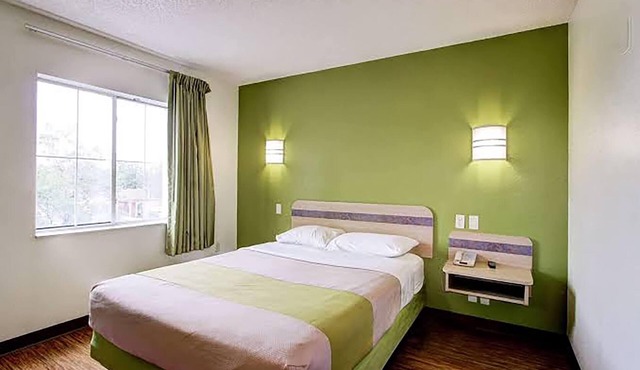 Super 8 by Wyndham Aurora East