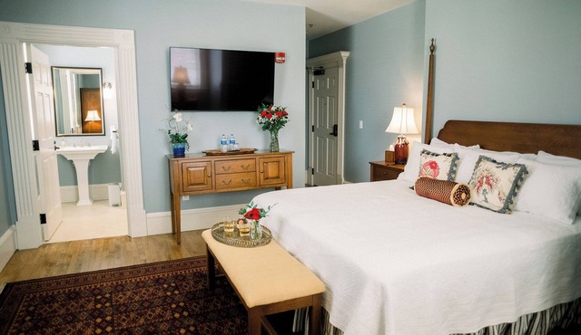 The Commandant's Suite: Beautiful Hotel Stay w/A View at Mustard Seed Hill