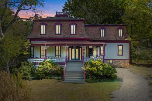 The Manor - Historic Mansion, Wifi, Covered Porch, Screen Porch, King Bed, Walk to Spas, Shops & Restaurants