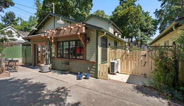 The Monarch - charming cottage in prime downtown Jacksonville w/AC + luxury bath