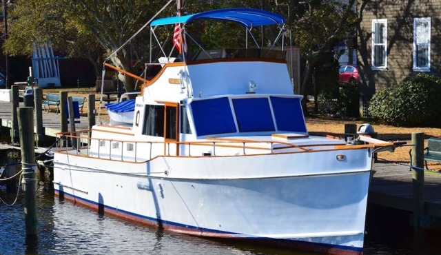 THE STARRY BANNER! Classic yacht docked in historic downtown Manteo Marina