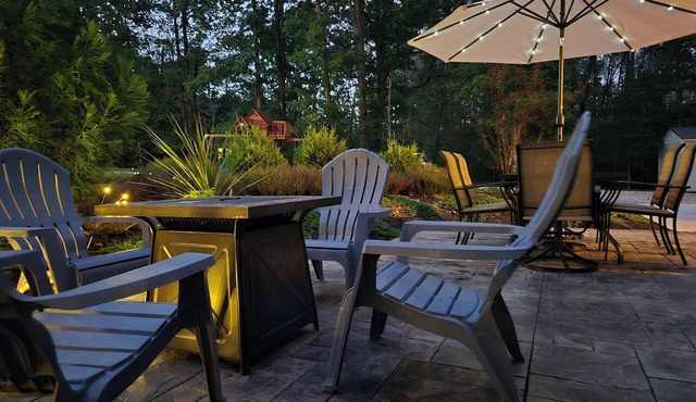 Timber View Haven|Spacious Family Retreat| Firepit Playset Grill| 10 Min LU