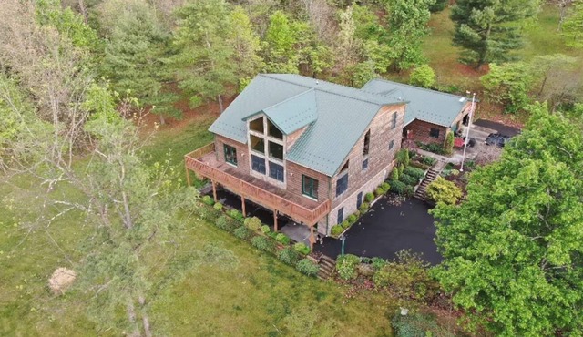 Towser’s Timber Lodge: Luxury Escape on Acreage