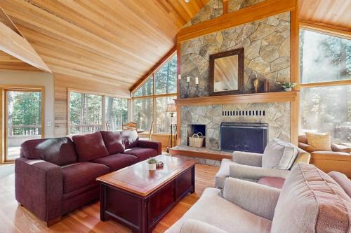Tree-lined home with private hot tub 7 pools 14 tennis courts golf gym AC