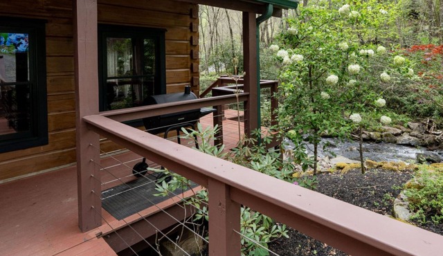 Treehouse- Pet Friendly, Luxury Log Cabin Rental on Creek, Fly-fishing, Hot Tub, Rafting-Nantahala NC