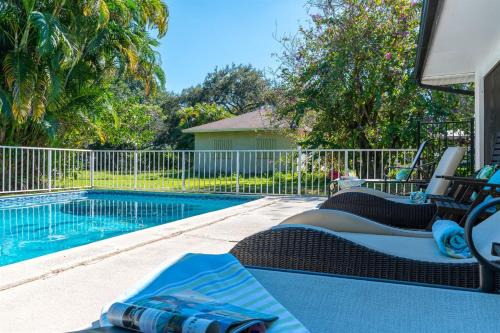 Tropical Mango Bungalow Pool Close to Beach!