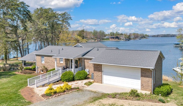 True Lakefront, Easy Water Access, Dock, Hot Tub, Sleeps 12