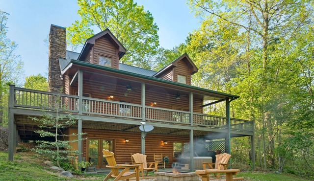 Tucked Away, Cozy-Pet Friendly-Mountain Getaway Minutes to Downtown Blue Ridge