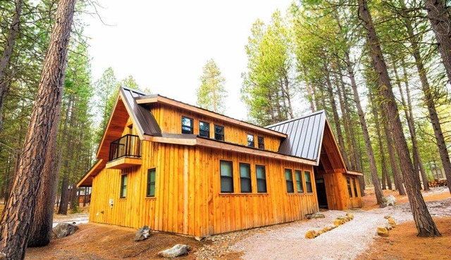 Twisted Pines Retreat | Sleeps 13 | Chef's Kitchen